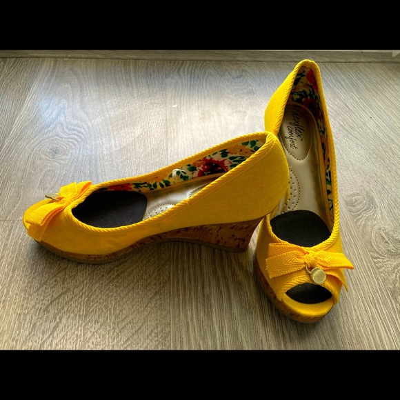 Yellow wedges w bow tie and ornament - Picture 4 of 6